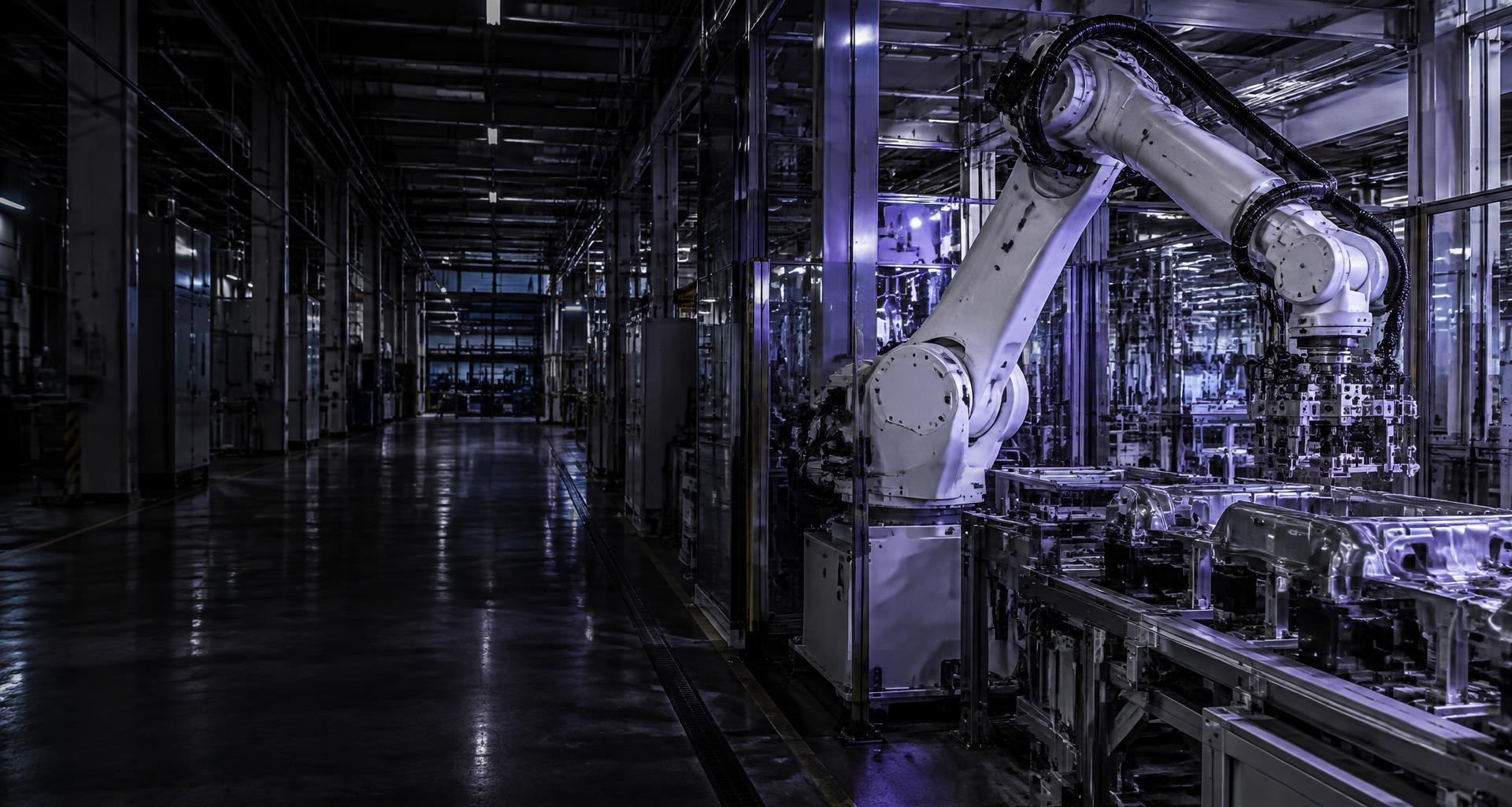 Robô industrial em uma linha de produção automatizada